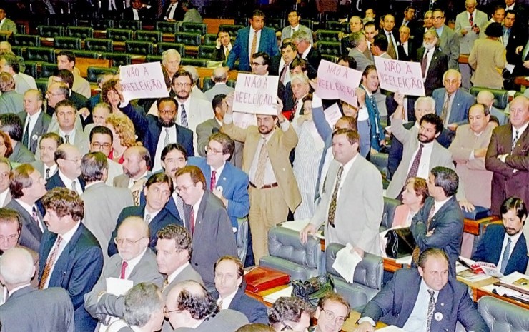  <strong> Deputados da oposição se manifestam</strong> contra a aprovação da emenda que institui a reeleição para cargos executivos durante a votação da proposta em primeiro turno na Câmara   