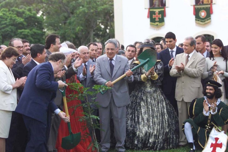  <strong> Os presidentes Jorge Sampaio,</strong> de Portugal, e Fernando Henrique Cardoso, do Brasil, plantam juntos uma semente de pau-brasil
