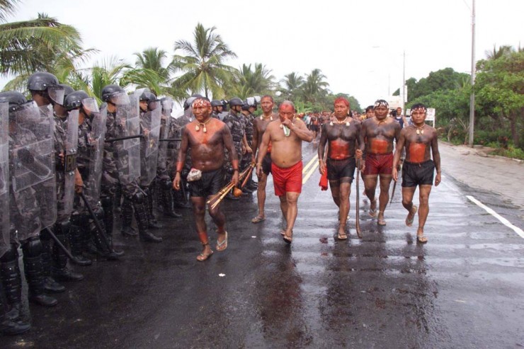  <strong> Índios xavantes são barrados </strong> na entrada de Porto Seguro; o grupo  pretendia denunciar a drástica redução populacional de suas comunidades 