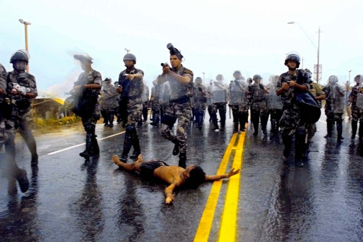  <strong> Gildo Terena deita-se na estrada</strong> para tentar conter o avanço da Polícia Militar contra os manifestantes; os policiais ignoram o ato e passam por cima do seu corpo   