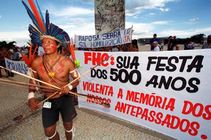  <strong> Índio protesta em frente ao Palácio do Planalto</strong> contra a comemoração dos 500 anos do Descobrimento do Brasil   