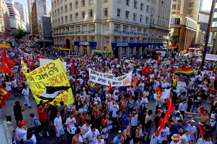  <strong> Na abertura do Fórum Social Mundial,</strong> a Marcha contra a Globalização e pela Vida reúne cerca de 10 mil pessoas no centro de Porto Alegre