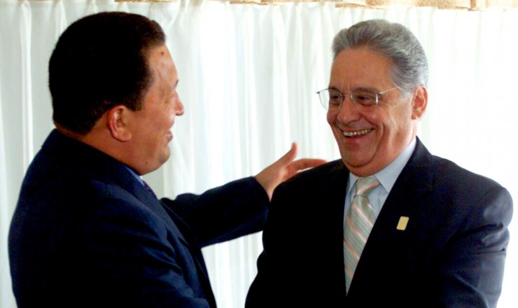  <strong> Hugo Chávez, da Venezuela,</strong> e Fernando Henrique Cardoso se cumprimentam em Quebec, durante a Cúpula das Américas
