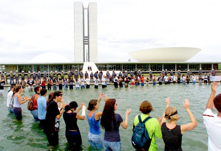  <strong> Manifestação de estudantes </strong> no espelho d'água do Congresso Nacional pela cassação dos senadores Antonio Carlos Magalhães, José Roberto Arruda e Jáder Barbalho