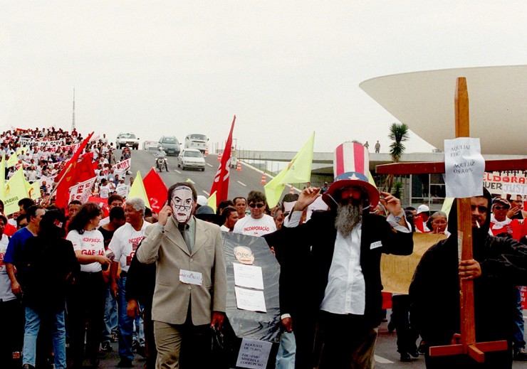  <strong> Enterro simbólico do governo FHC</strong> em frente ao Congresso em Brasília; manifestante com máscara do ministro da Educação, Paulo Renato Souza, segura a alça do caixão   