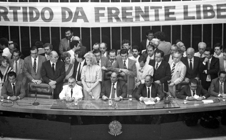 <strong> Lançamento oficial do PFL</strong> no Congresso Nacional, com José Sarney (à esq.) e Aureliano Chaves, em janeiro de 1985