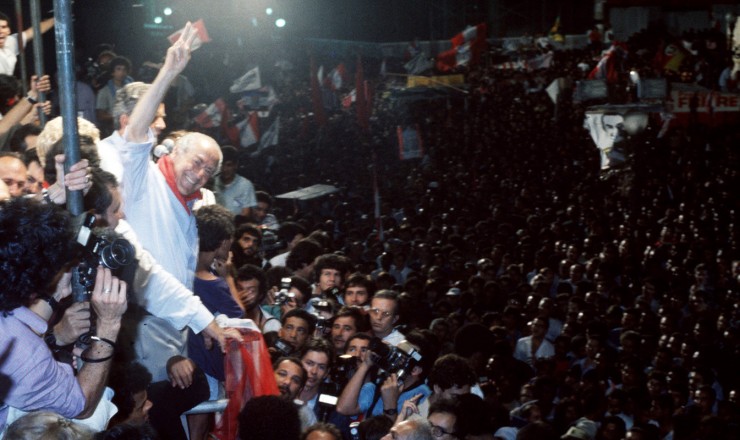  <strong> Leonel Brizola faz comício na Cinelândia, </strong> região central do Rio de Janeiro, principal reduto eleitoral dos pedetistas, que passaram a chamá-la de “Brizolândia”   