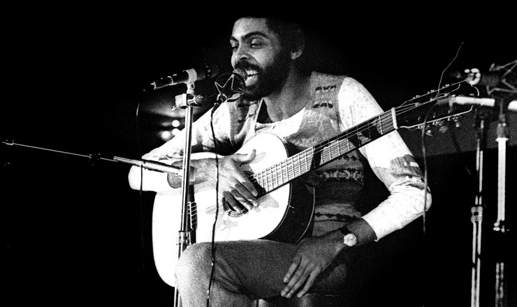  <strong> Em Paris, Gilberto Gil </strong> faz apresentação durante exílio