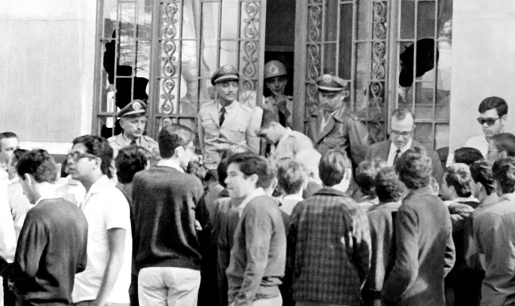  <strong> Forças policiais ocupam </strong> a Faculdade Nacional de Medicina no dia 23 de setembro