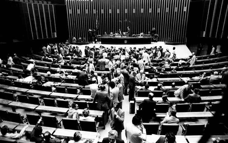  <strong> Plenário do Congresso</strong> durante a apreciação e votação da emenda governista de eleição direta nos Estados   