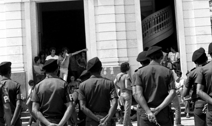  <strong> Manifestantes pedem a libertação </strong> dos padres franceses, acusados de incitarem a violência entre os camponeses de São Geraldo do Araguaia (PA)
