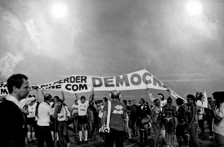  <strong> Jogadores do Corinthians</strong> estendem faixa da Democracia Corintiana em campo