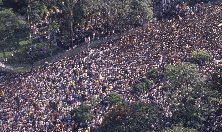  <strong> Multidão nos arredores do Palácio da Liberdade,</strong> onde o corpo de Tancredo foi velado; houve registro de mortos e feridos entre os populares, devido à aglomeração            