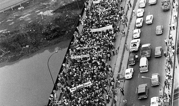  <strong> Na Marginal Pinheiros, </strong> alunos da USP carregam faixas e fazem o primeira ato estudantil desde o AI-5