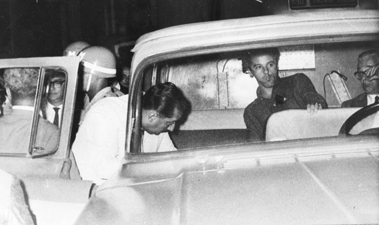  <strong> Flávio Rangel</strong> é levado preso durante protesto contra a ditadura
