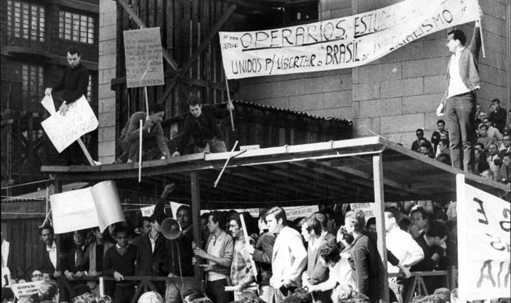  <strong> Manifestantes tomam o palco</strong> oficial montado na praça da Sé