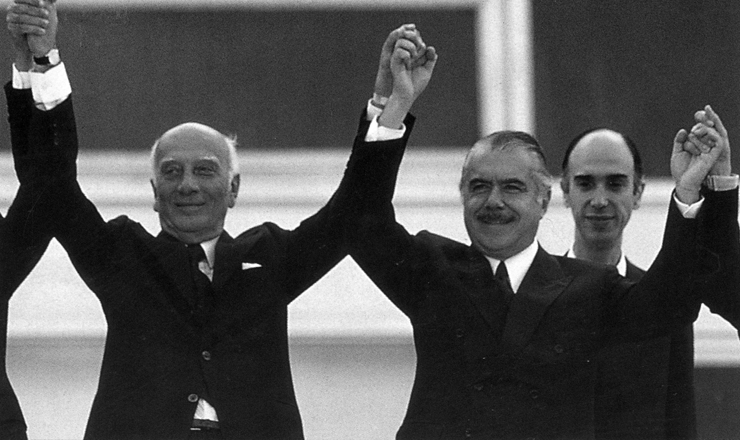       <strong> O deputado Ulysses Guimarães </strong> (esq.) e José Sarney, na posse no Palácio do Planalto; atrás, Marco Maciel