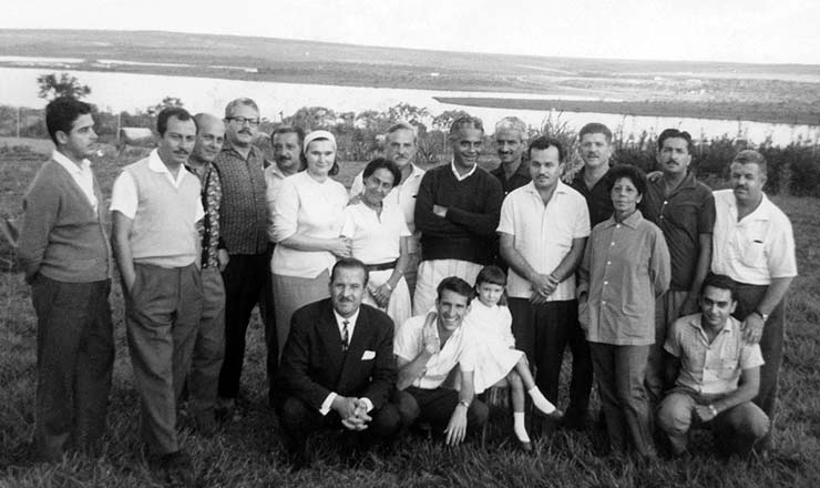  <strong> Grupo de asilados </strong> na Embaixada da Iugoslávia, em 1964; entre eles, Rubens Paiva (3° da dir. para a esq.); o secretário de imprensa de João Goulart, Raul Ryff (de cabelos e bigode branco, ao centro), e Almino Affonso (2° da esq. para a dir.)