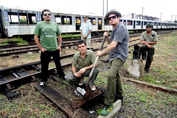  Liderado por Fred 04, o Mundo Livre S/A surgiu ainda na década de 1980, fazendo uma improvável mistura entre samba e <em> punk</em> , que eles classificavam como “Samba em outra frequência”. O grupo lançou seis álbuns de estúdio, com destaque para “Samba esquema Noise<em> ”</em> , de 1994.