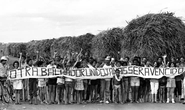  <strong> Piquete de canavieiros</strong> em plantação durante greve no Nordeste