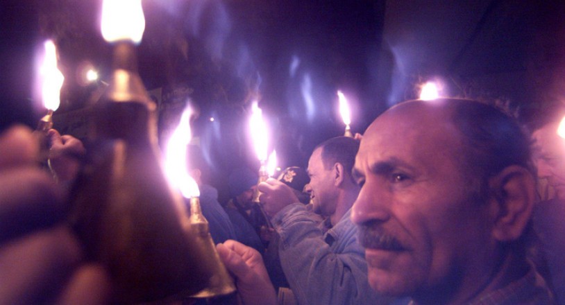  <strong> João Freitas (à dir.) e outros metalúrgicos</strong> fazem protesto à luz de velas e lamparinas diante da fábrica da Caloi, em São Paulo; eles defendiam a redução da jornada de trabalho para evitar o desemprego durante o racionamento   