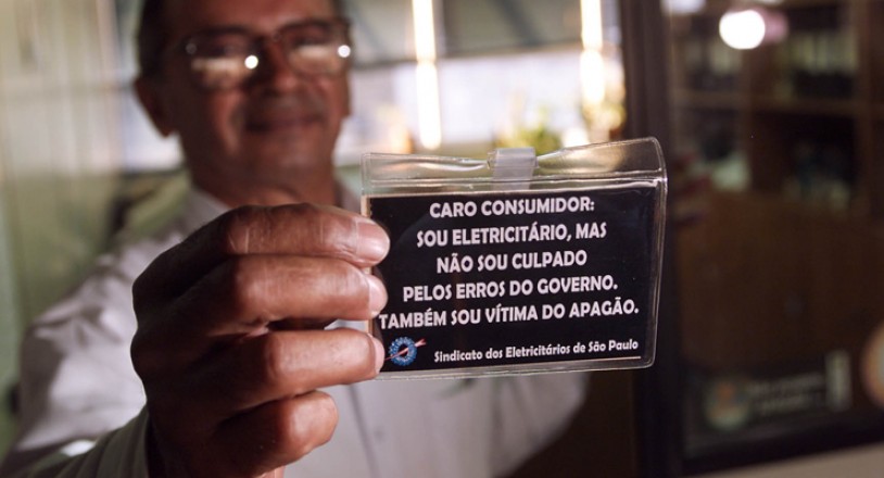  <strong> Funcionário do Sindicato dos Eletricitários, </strong> José Gabriel Alves da Silva mostra crachá no qual os funcionários da Eletropaulo, companhia de energia de São Paulo, se eximem da culpa pela crise energética 