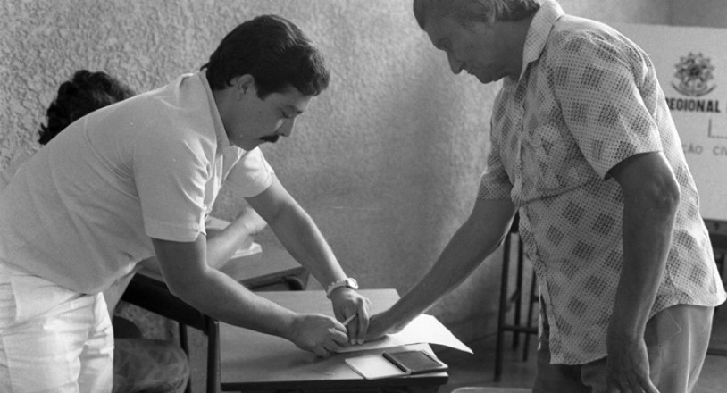 <strong> Severino Pereira Pequeno</strong> assina com a digital a folha de votação; ele foi um dos<strong> </strong> milhares de brasileiros analfabetos que puderam participar das eleições municipais de 1985      