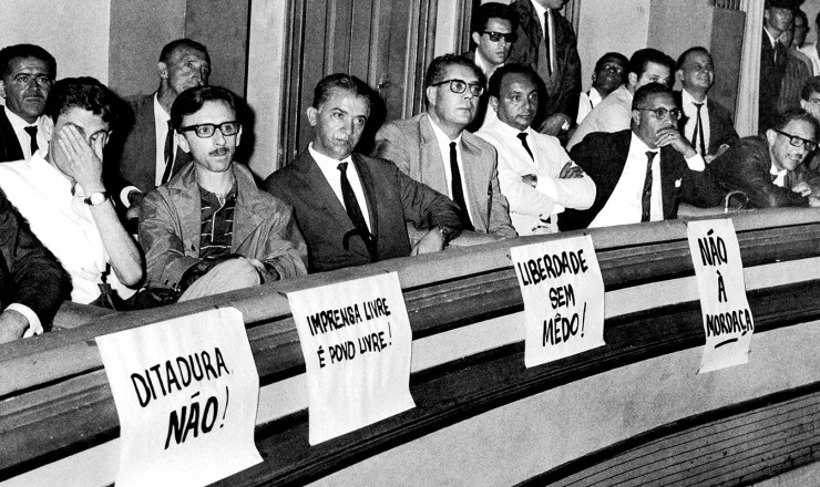  <strong> Jornalistas protestam</strong> contra a Lei de Imprensa no Teatro Paramount, em São Paulo    