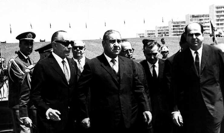       <strong> O general Costa e Silva</strong> (ao centro) chega para a cerimônia de posse na Presidência da República 