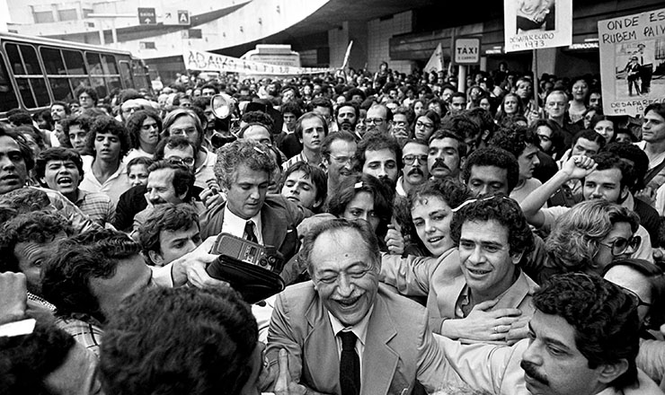  <strong> O ex-governador Miguel Arraes,</strong> um dos beneficiados pela Lei da Anistia, volta do exílio e desembarca no Rio de Janeiro, em 15 setembro de 1979 