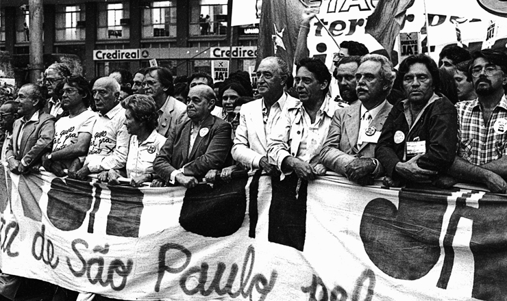  <strong> Lideranças políticas </strong> a caminho do comício do vale do Anhangabaú, em São Paulo