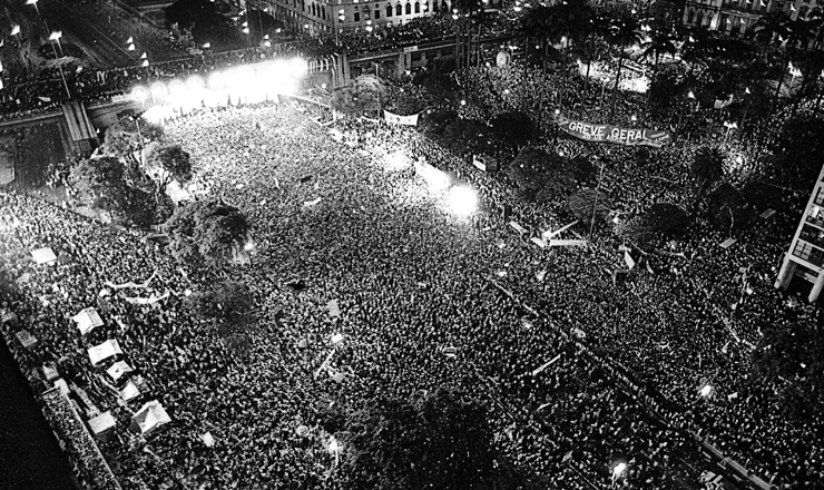  <strong> O último e maior comício </strong> por Diretas-Já reuniu mais de 1,5 milhão no vale do Anhangabaú, centro de São Paulo