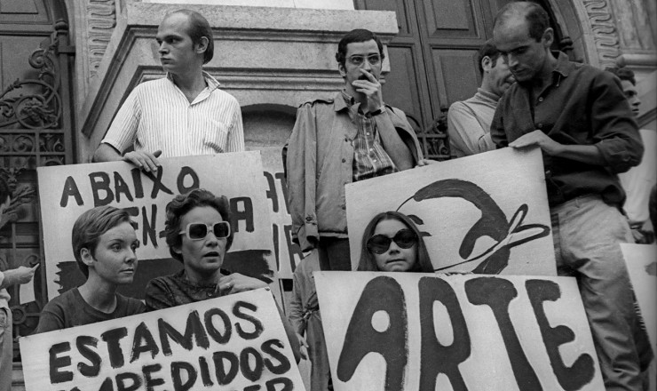  <strong> Artistas em manifestação</strong> nas escadarias do Teatro Municipal do Rio de Janeiro contra a censura   