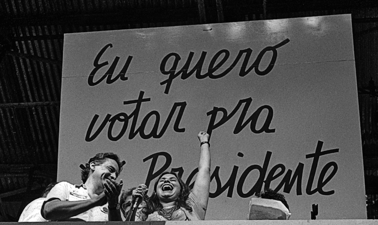  <strong> A cantora Fafá de Belém, </strong> ao lado de Fernando Henrique Cardoso, participa do comício da praça da Sé, em São Paulo, em 25 de janeiro de 1984 