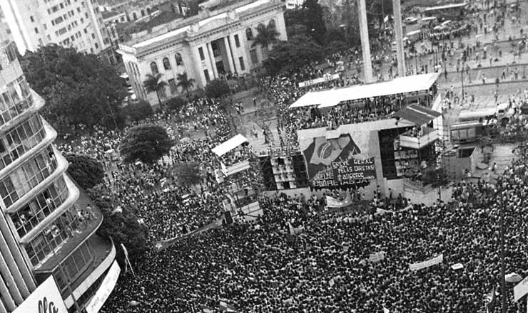  <strong> Em Belo Horizonte, </strong> o comício pelas Diretas-Já reuniu mais de 300 mil pessoas