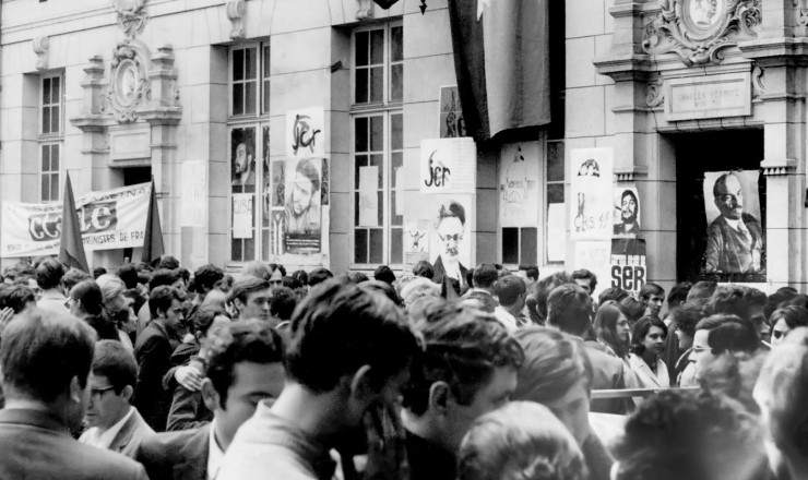       <strong> Manifestação em frente</strong> à Universidade Sorbonne ocupada pelos estudantes 