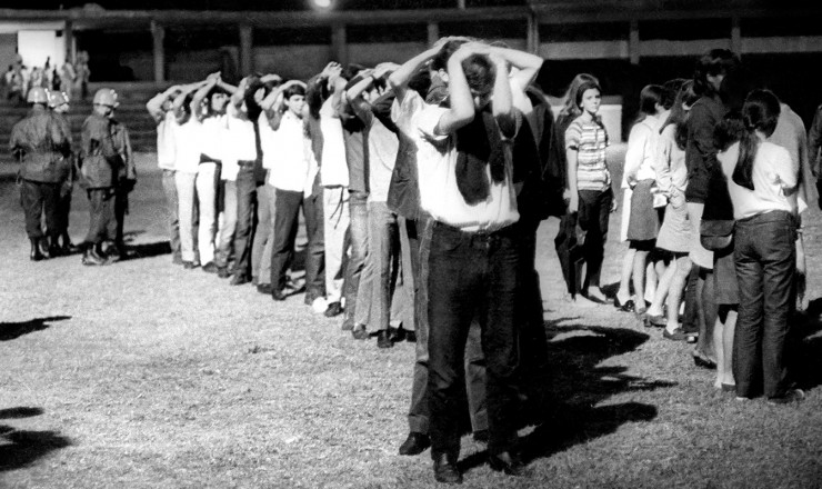       <strong> Estudantes presos</strong> no campo do Botafogo, na véspera da Sexta-Feira Sangrenta