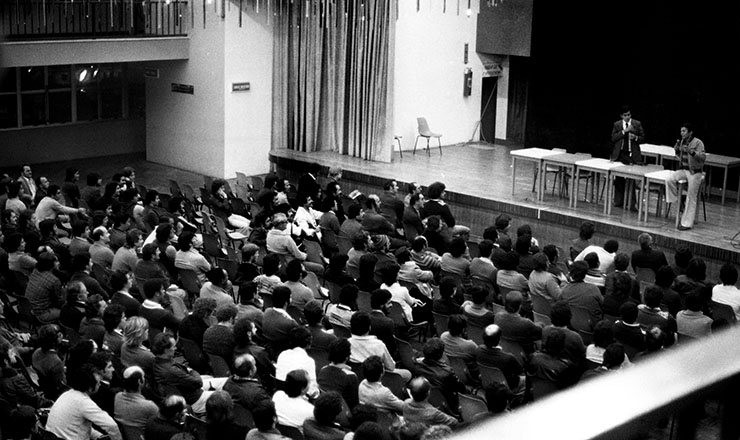  <strong> Greve 1978</strong> – Assembleia de metalúrgicos grevistas da região do ABC, em São Paulo