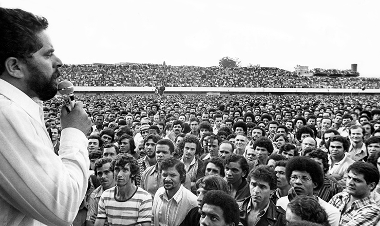  <strong> No Estádio de Vila Euclides,</strong> Lula discursa na assembléia de metalúrgicos do ABC durante a greve de março de 1979