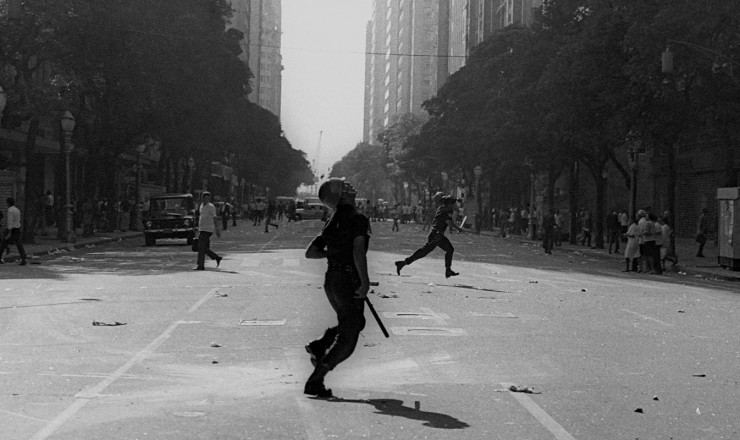  <strong> Av. Rio Branco,</strong> no centro do Rio, transforma-se em cenário de guerra    