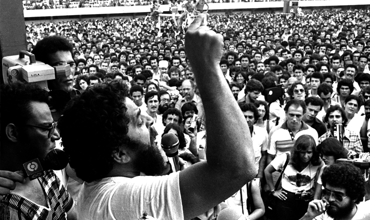  <strong> Lula fala aos grevistas </strong> do ABC no Estádio de Vila Euclides, em 30 de março de 1980