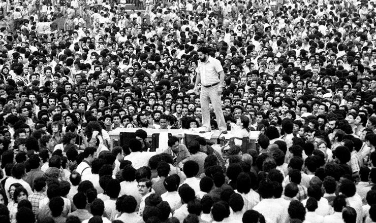  <strong> Greve 1979 </strong> – Lula fala aos metalúrgicos de cima de uma mesa no Estádio de Vila Euclides em assembleia que decidiu pelo início da paralisação, em 13 de março de 1979