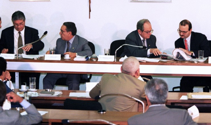  <strong> Sessão da CPI dos Precatórios </strong> com a participação dos senadores Roberto Requião, Geraldo Mello e Bernardo Cabral (da esq. para a dir.)   