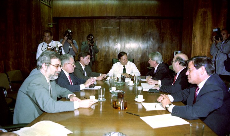  <strong> Ministro da Fazenda, Pedro Malan</strong> (centro), e o presidente do Banco Central, Gustavo Loyola (1° à esq.), se reúnem com lideranças parlamentares para discutir o socorro aos bancos