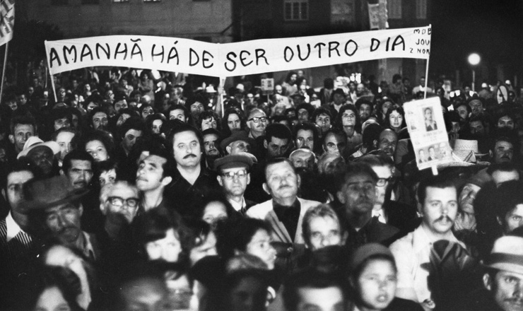  <strong> Manifestação em São Paulo</strong> durante o processo eleitoral de 1974 em que Ulysses Guimarães saiu "anticandidato" à Presidência da República; somente uma década depois, chegariam ao término os 21 anos de ditadura no país