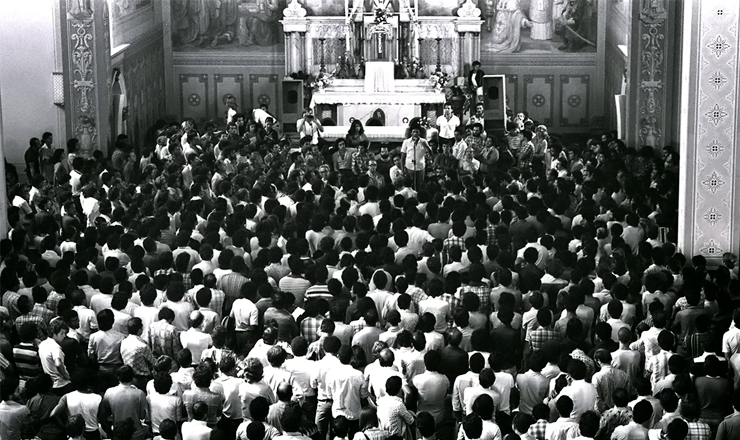  <strong> Assembleia de grevistas</strong> na Igreja Matriz de São Bernardo do Campo (SP), em 5 de maio de 1980 