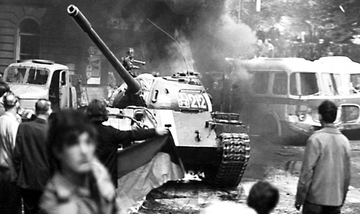       <strong> Tanque do Pacto</strong> de Varsóvia invade a capital tcheca: é o fim da Primavera de Praga 