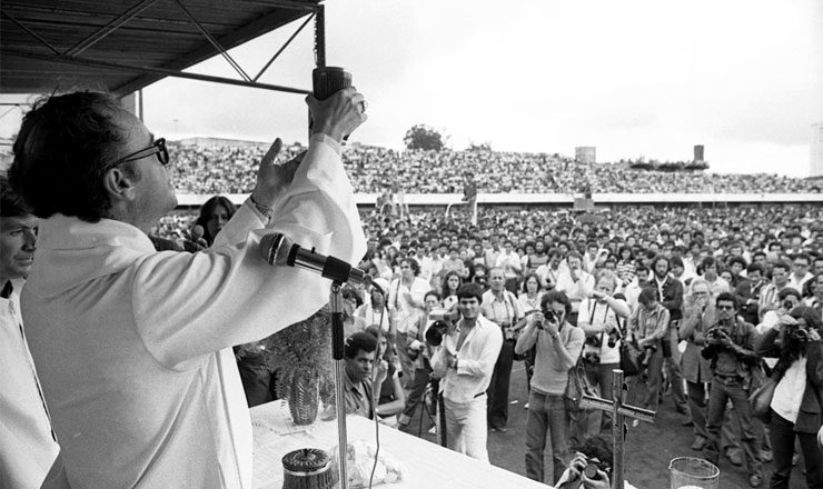  <strong> Dom Claudio Hummes,</strong> bispo de Santo André (SP), celebra missa de Páscoa no Estádio de Vila Euclides 