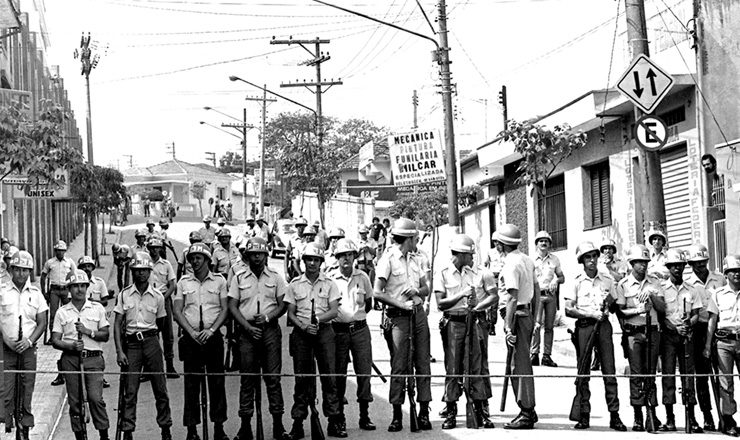  <strong> Polícia Militar isola a rua </strong> da sede do Sindicato dos Metalúrgicos de São Bernardo do Campo (SP)