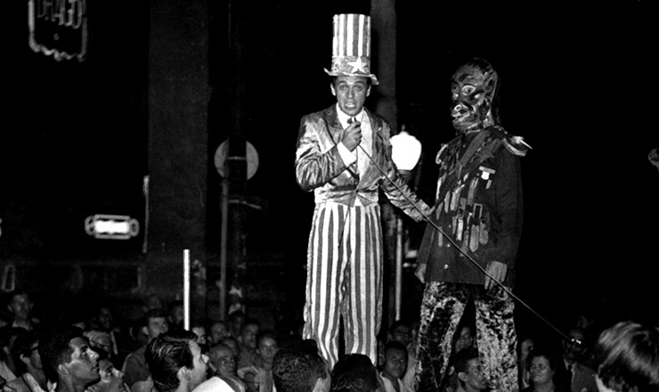  <strong> Artistas do CPC da UNE </strong> apresentam a montagem "Auto do Não" no largo do Machado, no Rio de Janeiro, em 1962